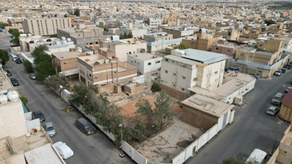 1-أرض مسورة
