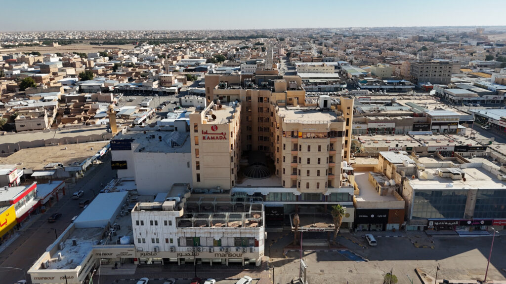 1- فندق ومركز تجاري بمساحة 3113.56 م² في مدينة حفر الباطن