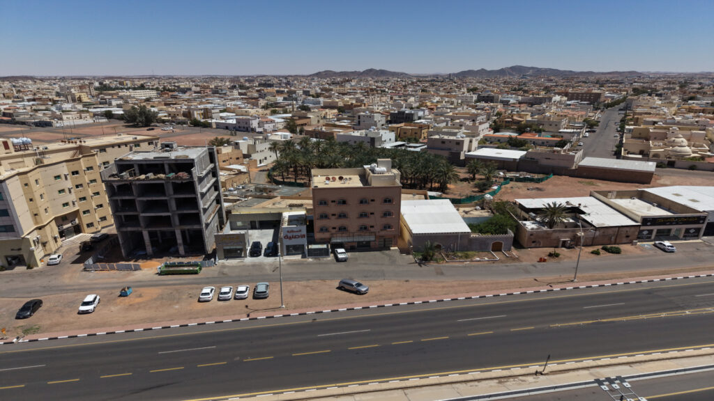 5-عمارة سكنية تجارية بواجهة غربية بمساحة 361 بحي الوسيطاء