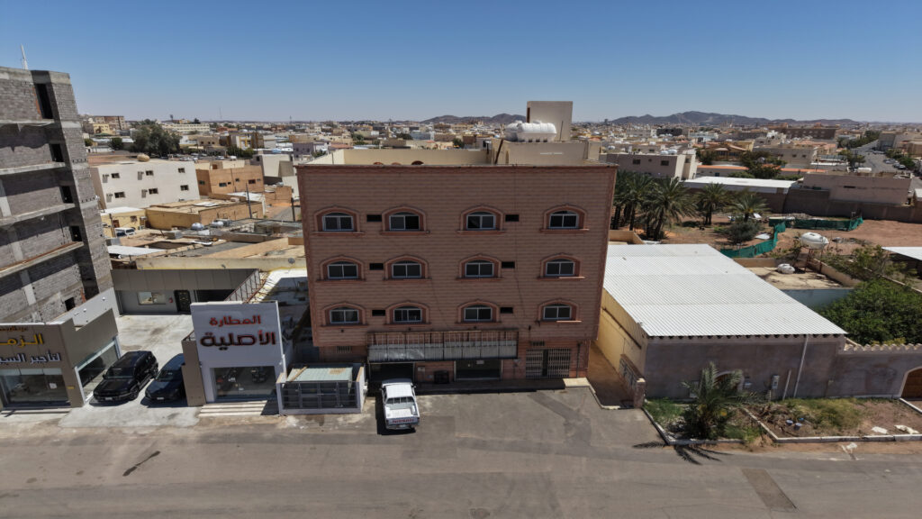 5-عمارة سكنية تجارية بواجهة غربية بمساحة 361 بحي الوسيطاء
