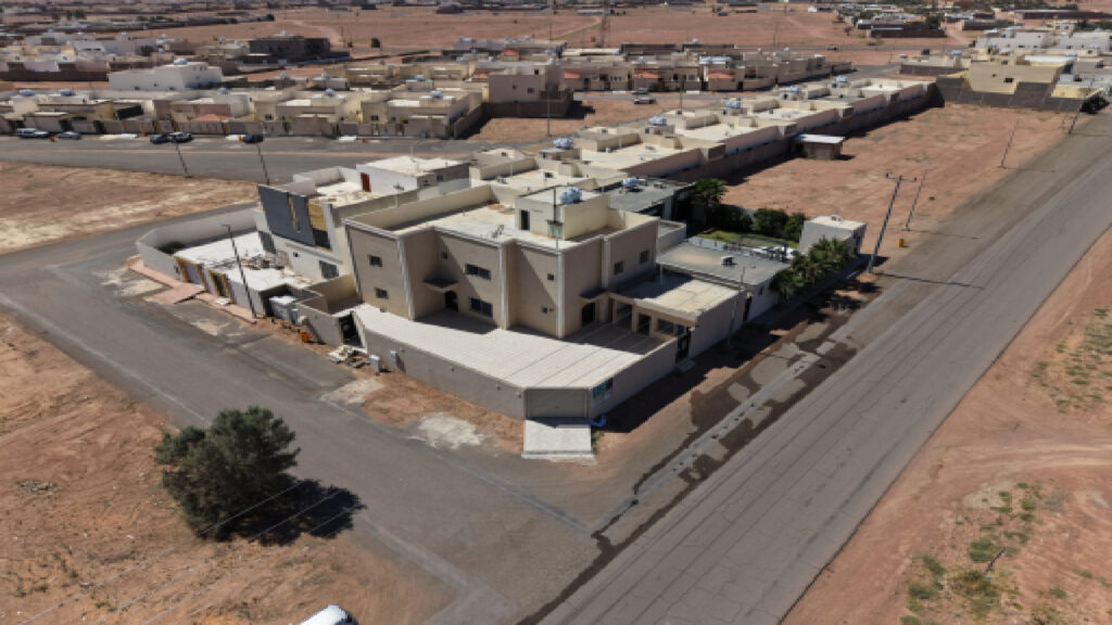 7-فيلا بواجهة شمالية غربية بمساحة 585 م بحي قرية الجبل