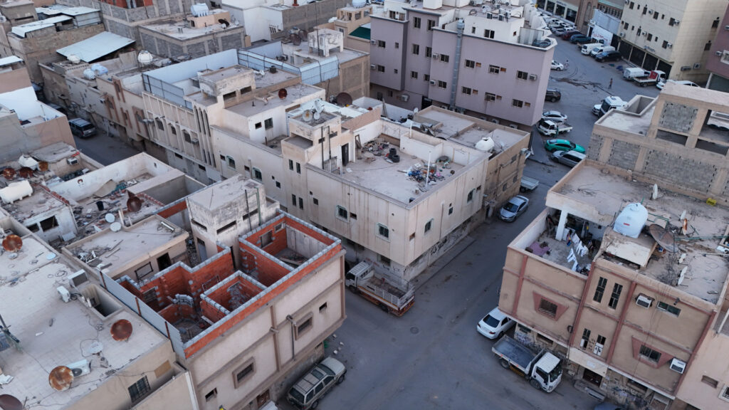 1-عمارة سكنية زاوية بحي المنفوحة