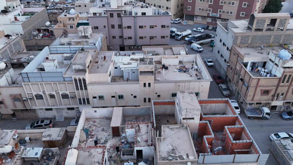 1-عمارة سكنية زاوية بحي المنفوحة