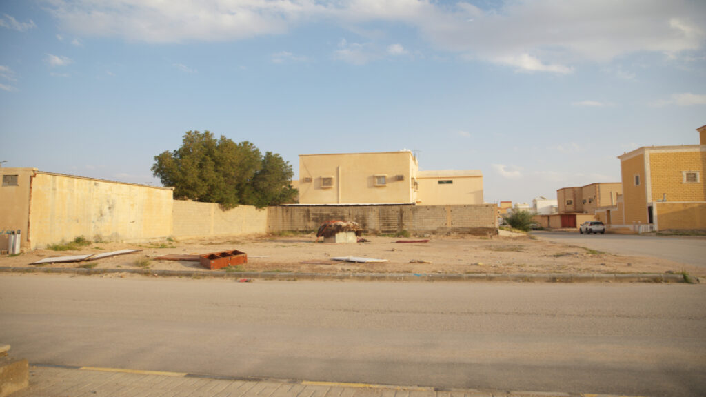 14-ارض سكنية بحي العزيزية