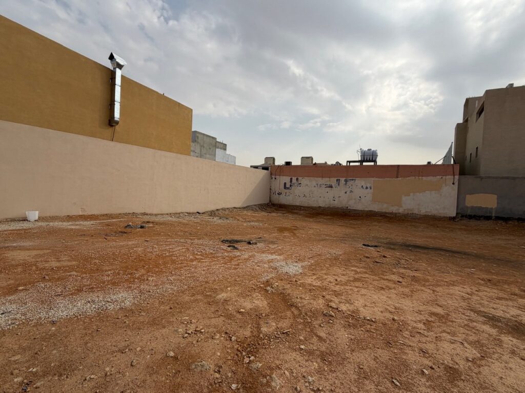 5 – أرض سكنية تجارية بمساحة 900.75 م² في مدينة الرياض