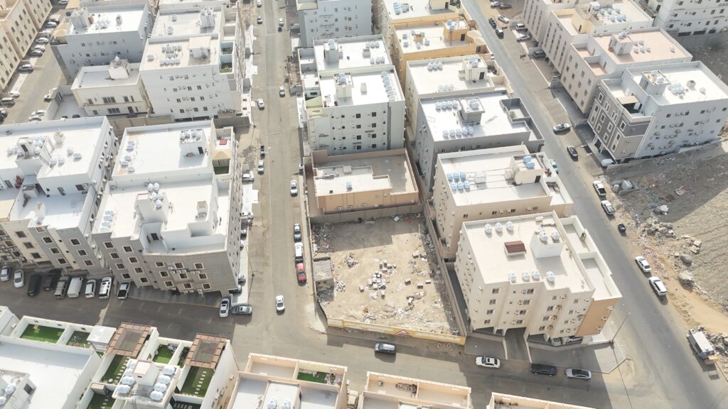 10-أرض سكنية 1011.75م2 بحي شرق الخط السريع