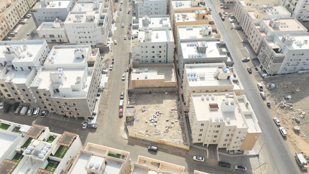 10-أرض سكنية 1011.75م2 بحي شرق الخط السريع