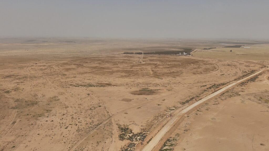 1- أرض زراعية بمساحة 1870000 م² في مدينة عيون الجواء