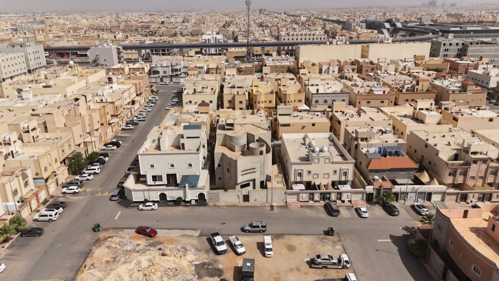 1-فيلا عظم 600م2 بحي الدار البيضاء