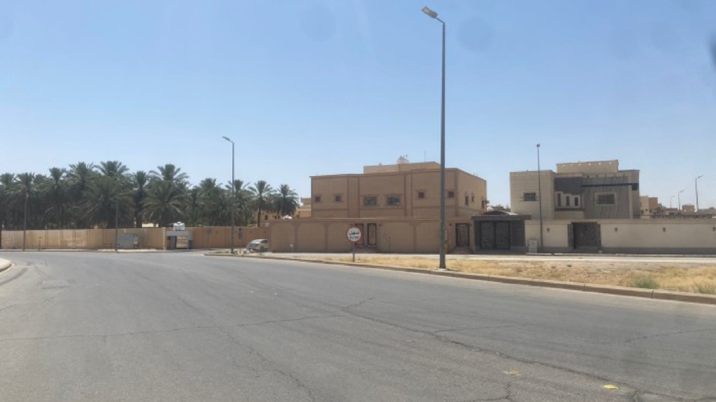 13- أرض سكنية حي الجطيلى بمدينة عنيزه – بمساحة 701.27 م²