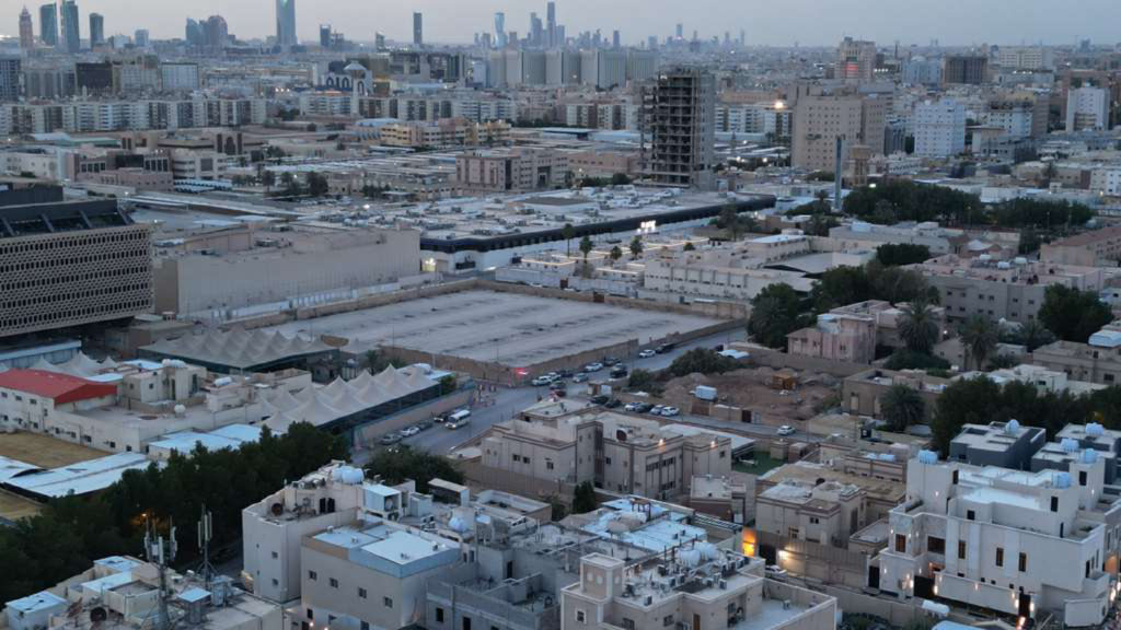 6- ارض سكنية مسورة بحي الضباط بمساحة 10000 م² في مدينة الرياض