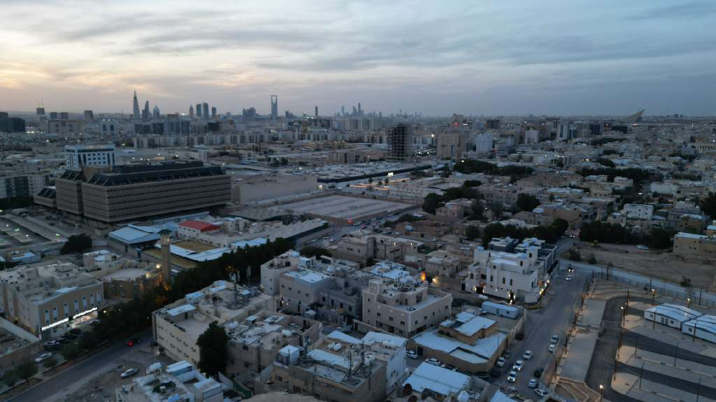 6- ارض سكنية مسورة بحي الضباط بمساحة 10000 م² في مدينة الرياض