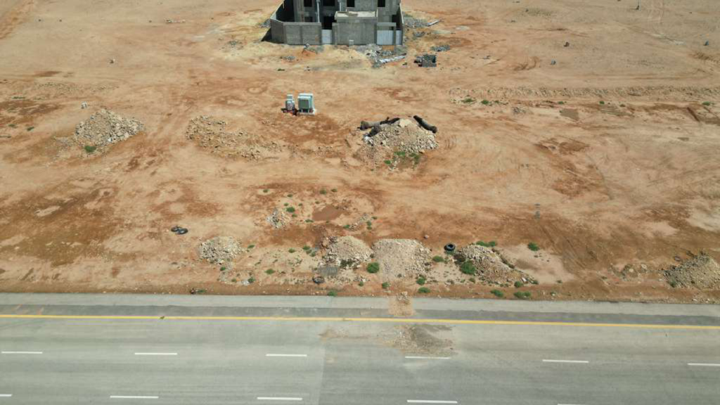 1- ارض تجارية سكنية بحي عريض بمساحة 1050 م² في مدينة الرياض