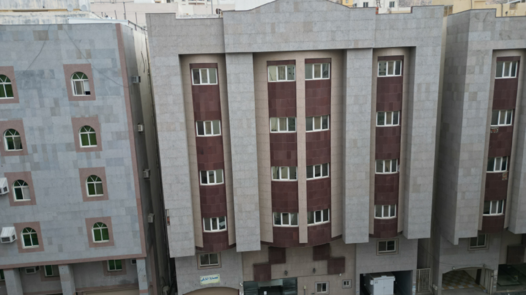 10-  عمارة سكنية حي العزيزية الشفة الشرقية ج بمدينة مكه المكرمه – بمساحة 587.94 م²