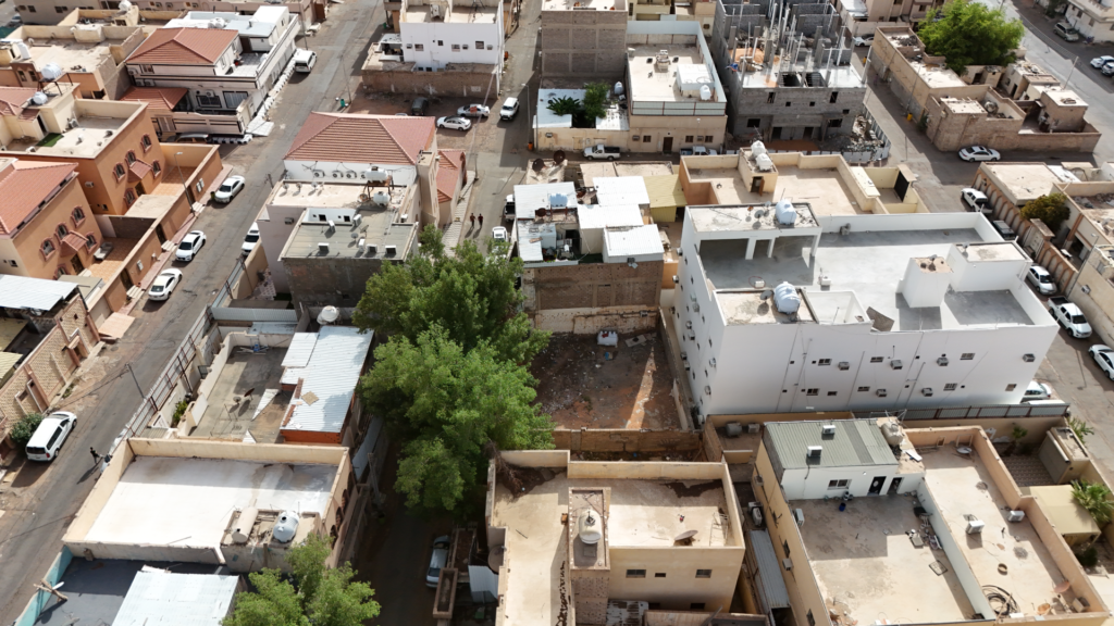 18- أرض سكنية مسورة بحي العزيزية بصك 560651003165