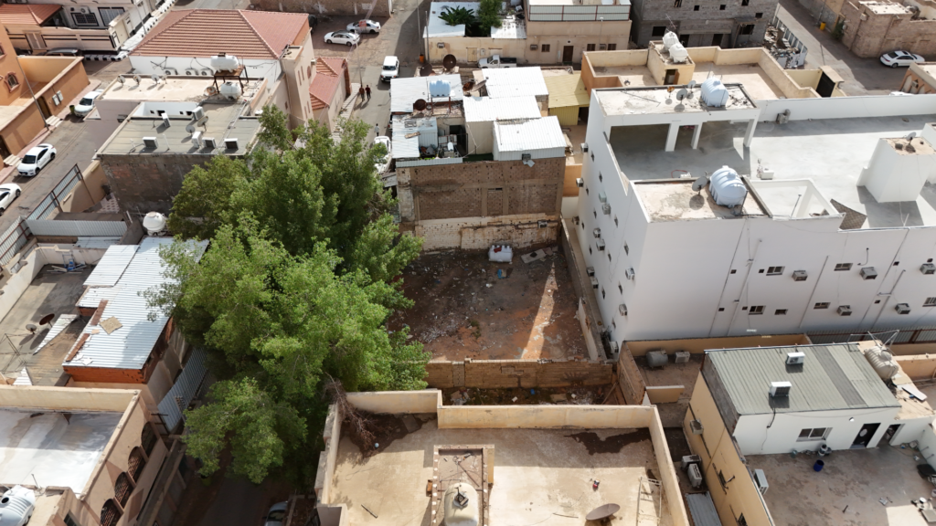 18- أرض سكنية مسورة بحي العزيزية بصك 560651003165
