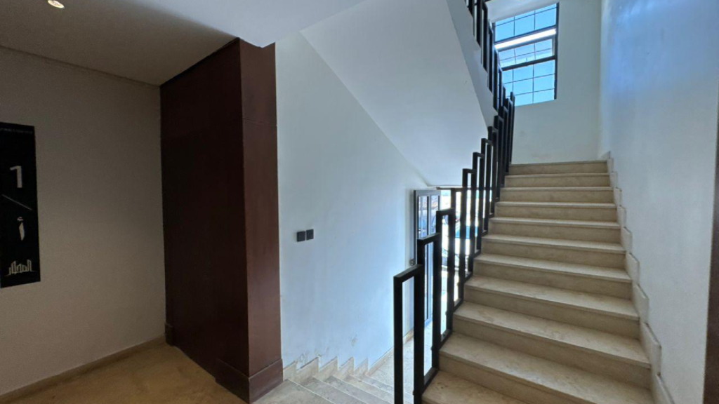 18- شقة سكنية عمر العقار 3 سنوات بمساحة 170.16 م ( جيزان – الصفا ) بصك 298552025651