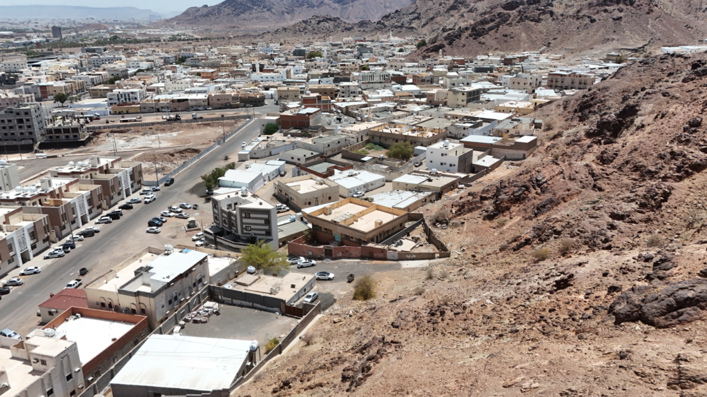 9- بيت شعبي (البيع مشاع) 353.76م2 من أجمالي المساحة بحي وعيرة بمساحة 707.52 م² في المدينة المنورة