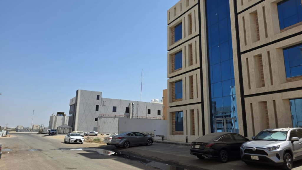 24- شقة سكنية عمر العقار سنتين بمساحة 137.72 م ( جيزان – المحمدية 2 ) بصك 694242000468