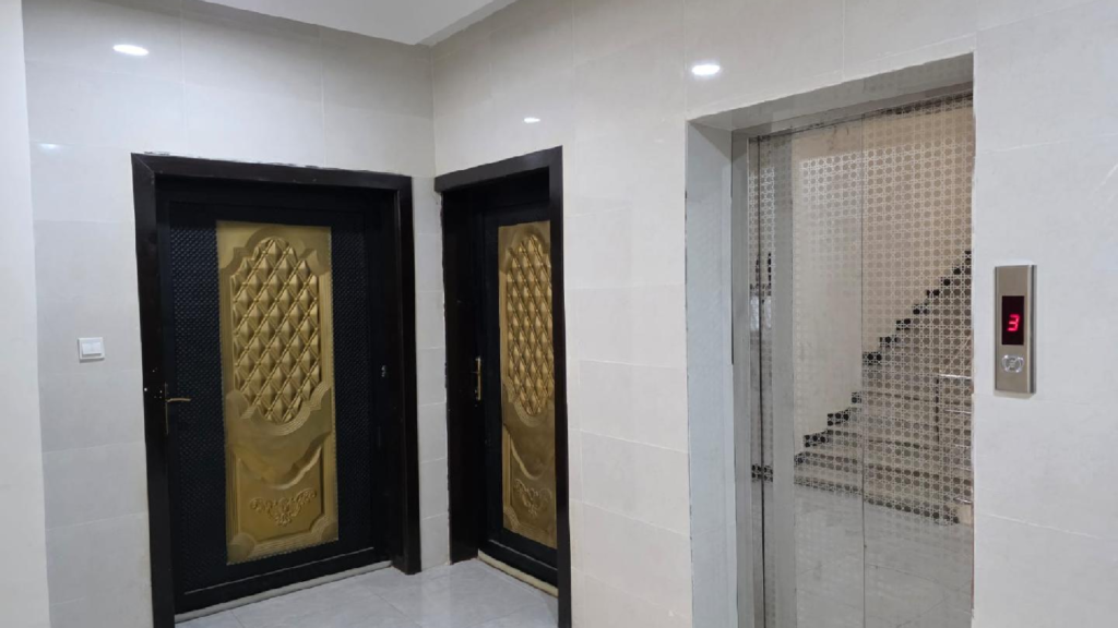 25- شقة سكنية ( مؤجرة ) عمر العقار 3 سنوات بمساحة 213.08 م (جيزان – المحمدية 2 ) بصك 460001396463