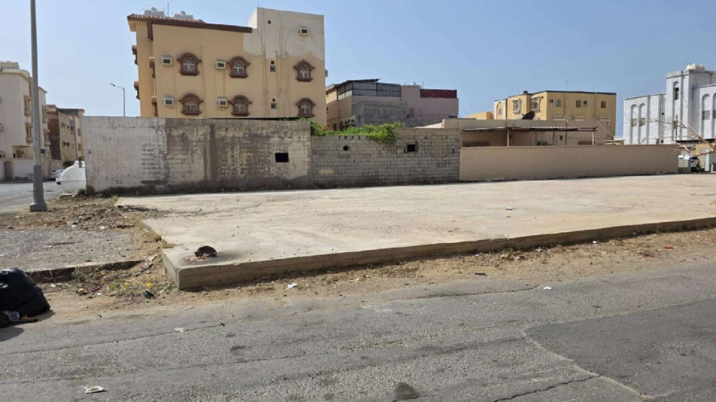 6- أرض سكنية على شارعين بمساحة 400 م ( جيزان – الروضة ) بصك 372011008722