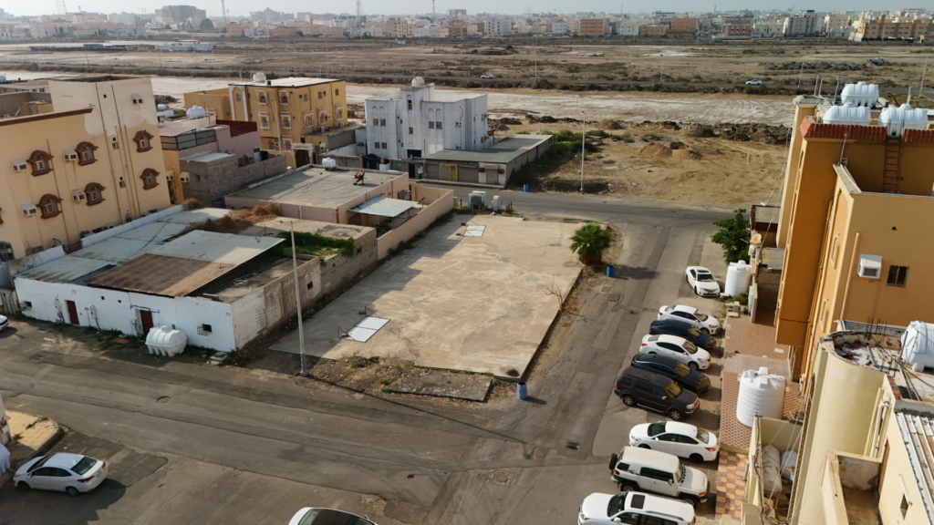 6- أرض سكنية على شارعين بمساحة 400 م ( جيزان – الروضة ) بصك 372011008722