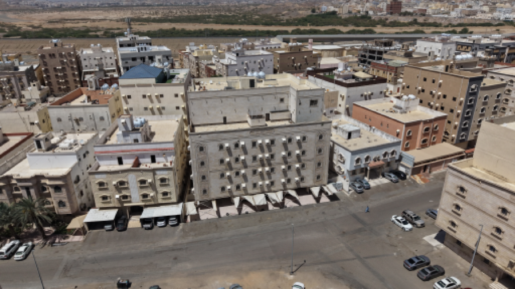5- عمارة سكنية بواجهة جنوبية بمساحة 1,057.50 م بحي الرغامة صك: 560001584582