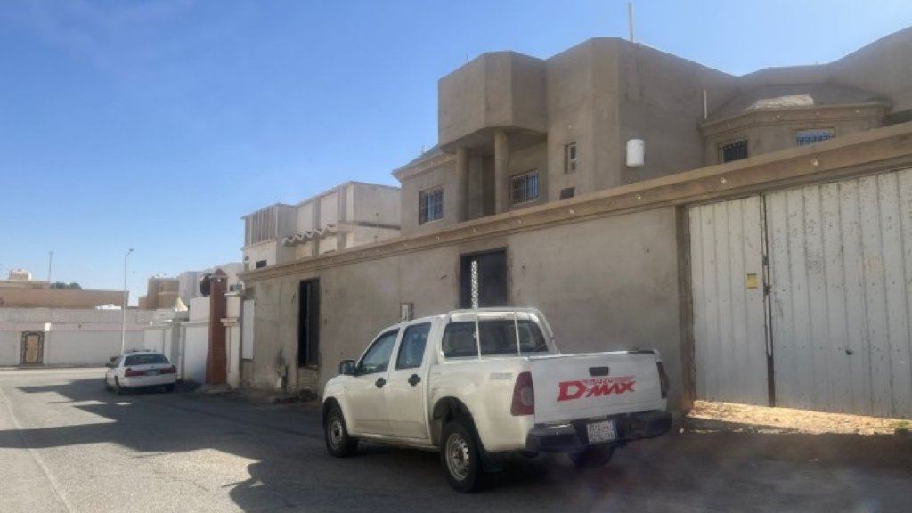 4- فيلا دورين و ملحق علوي بحي الأشرفية / عنيزه – بمساحة 536 م²