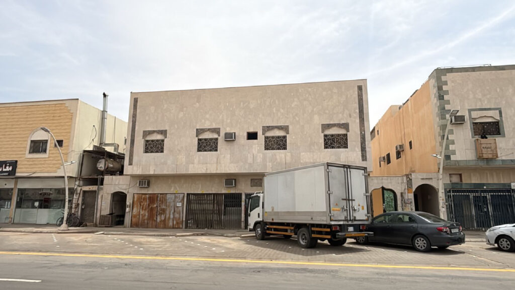 3-عمارة تجارية سكنية بحي السعادة بمدينة الرياض