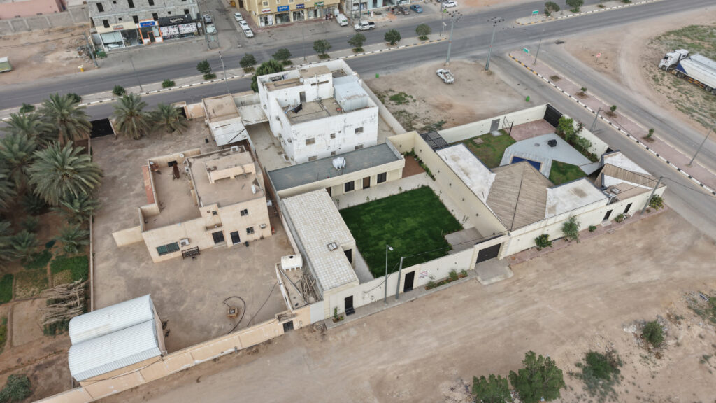 2-أرض سكنية (قائم عليها استراحة) بمساحة 625م2