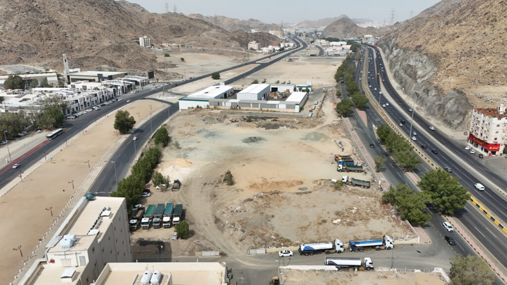 1-أرض تجارية سكنية – حي جبل النور – بمساحة 28,527.37 متر مربع