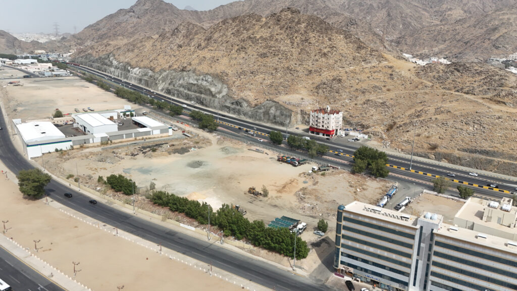 1-أرض تجارية سكنية – حي جبل النور – بمساحة 28,527.37 متر مربع