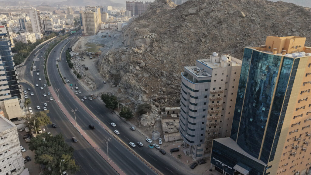 9-أرض سكني تجاري بحي العزيزية بمساحة:582.7م