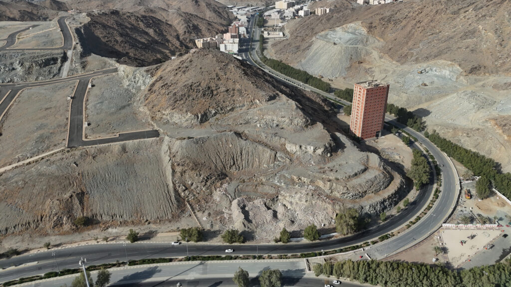 13-أرض سكني/ تجاري بحي مخطط شارع الحج بمساحة :875م