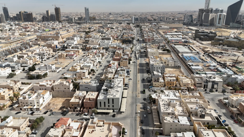 1- عمارة سكنية تجارية بحي العقيق