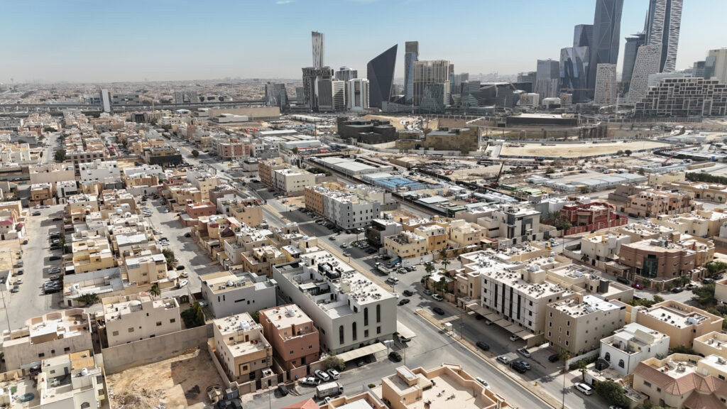 1- عمارة سكنية تجارية بحي العقيق