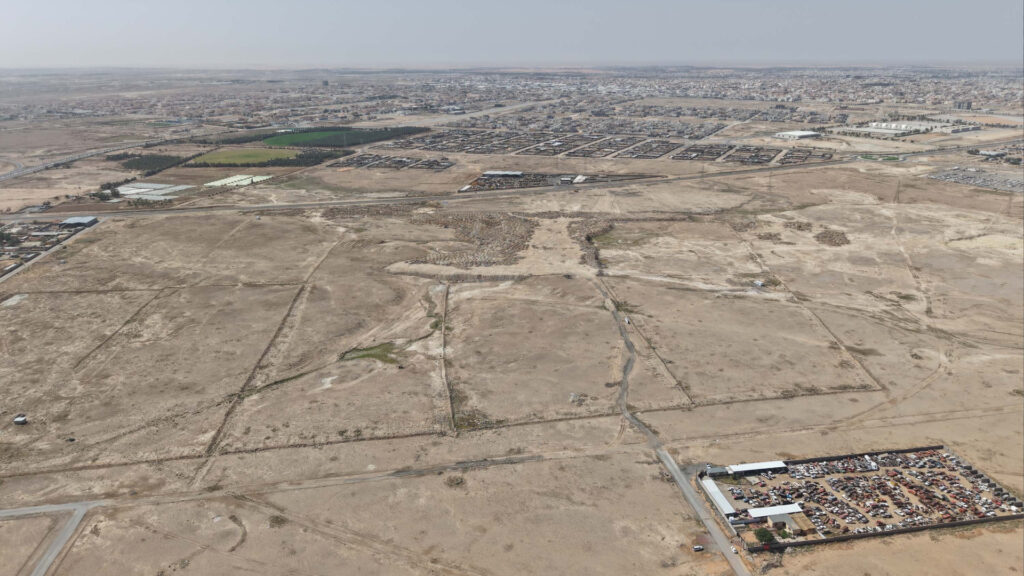 16-أرض سكنية بحي شرق عنيزة
