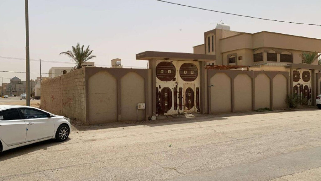 8-أرض مسورة