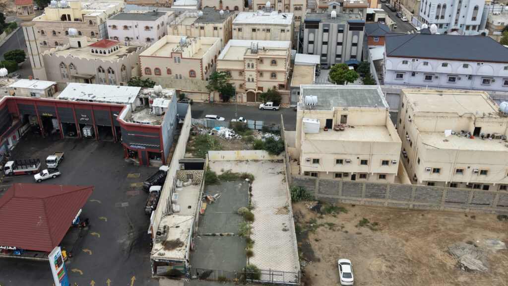 2-أرض بها بناء قائم حي الشهداء الشمالية