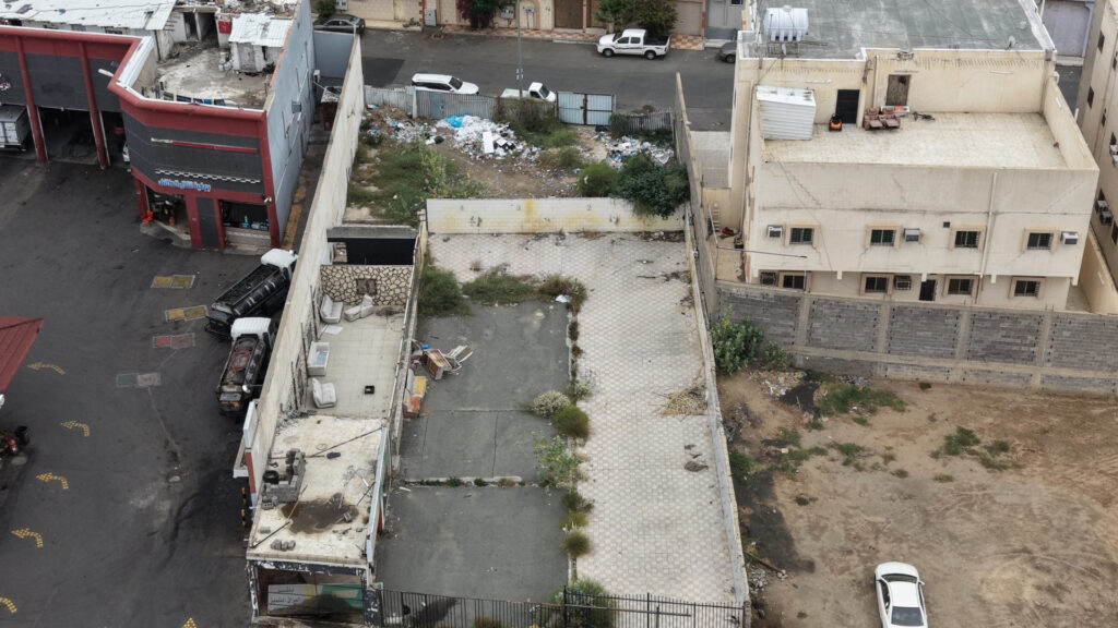 2-أرض بها بناء قائم حي الشهداء الشمالية