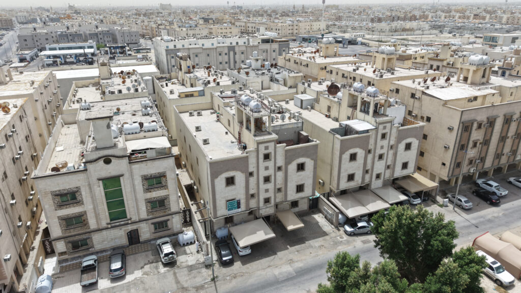 1-شقة سكنية بمساحة 215.14 م2 , حي النور -الدمام