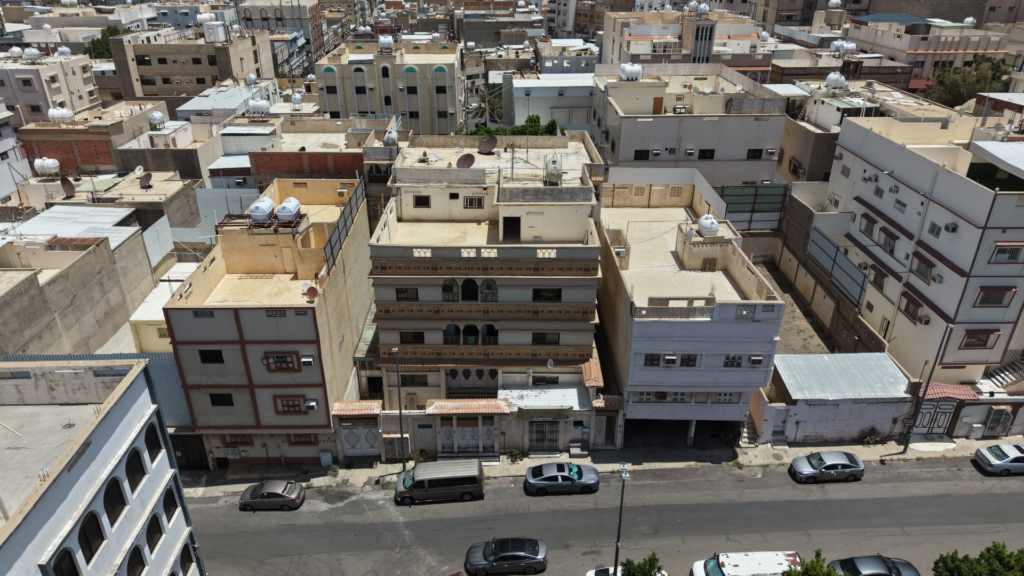 1- عمارة سكنية و أرض مقام عليها مباني بمساحة 1000 م² في مدينة الطائف