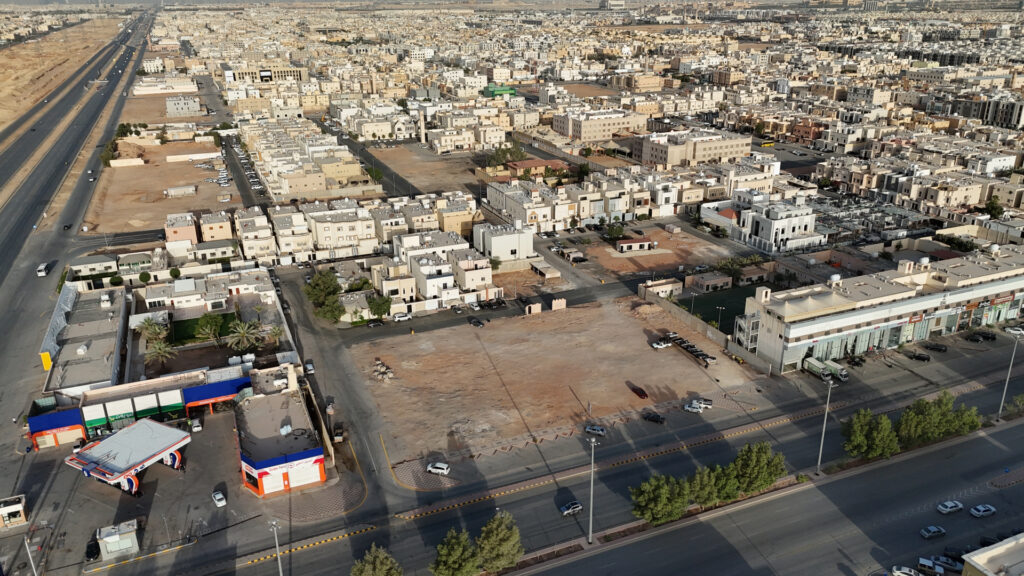 1-أرض تجارية بمساحة 5850 م² في مدينة الرياض