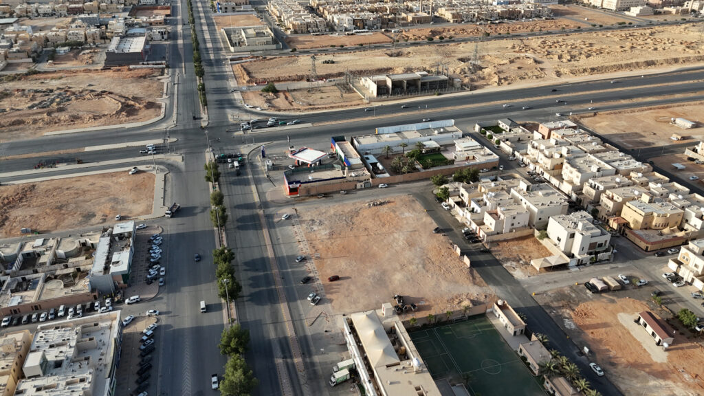 1-أرض تجارية بمساحة 5850 م² في مدينة الرياض