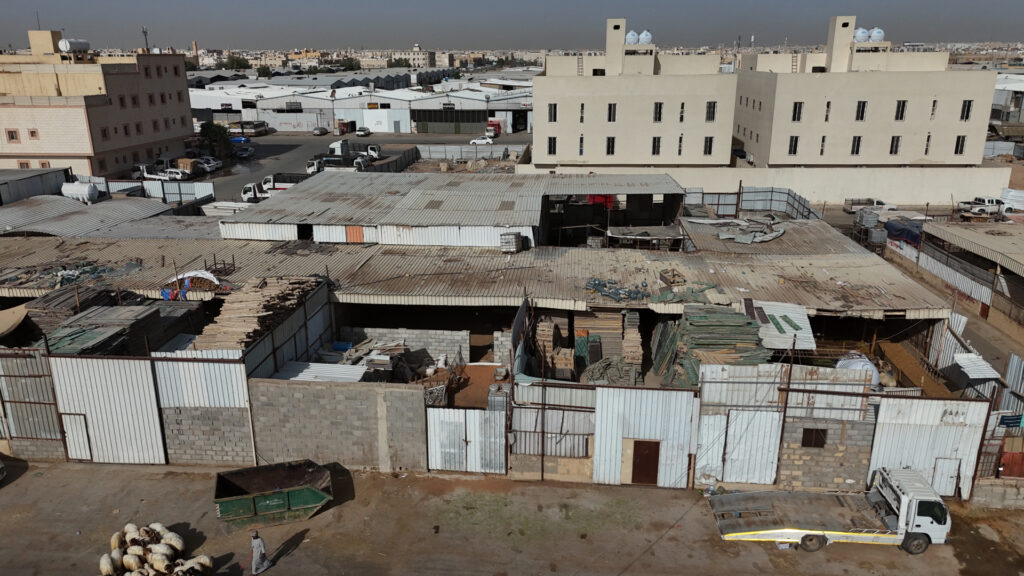 4-أرض مقام عليها حظيرة بحي السعادة