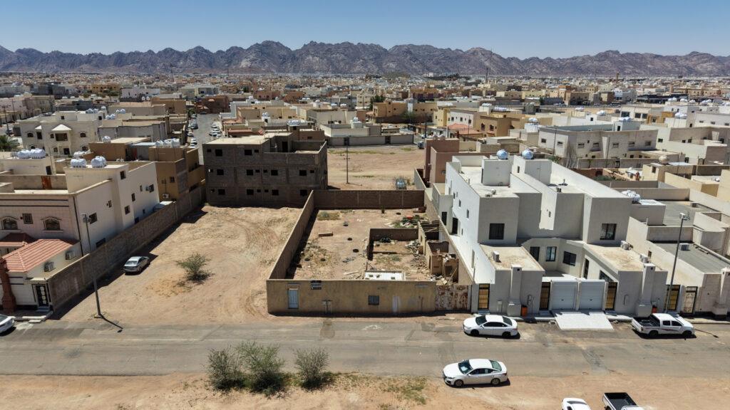 13-ارض مسورة بحي الجبل