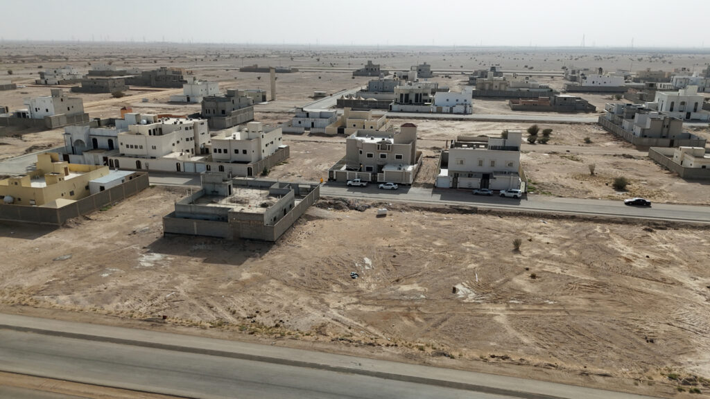 3-أرض سكنية بحي الريان