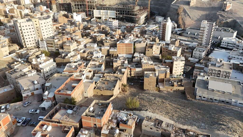 16-أرض جبلية متظاهرة بحي العتيبية