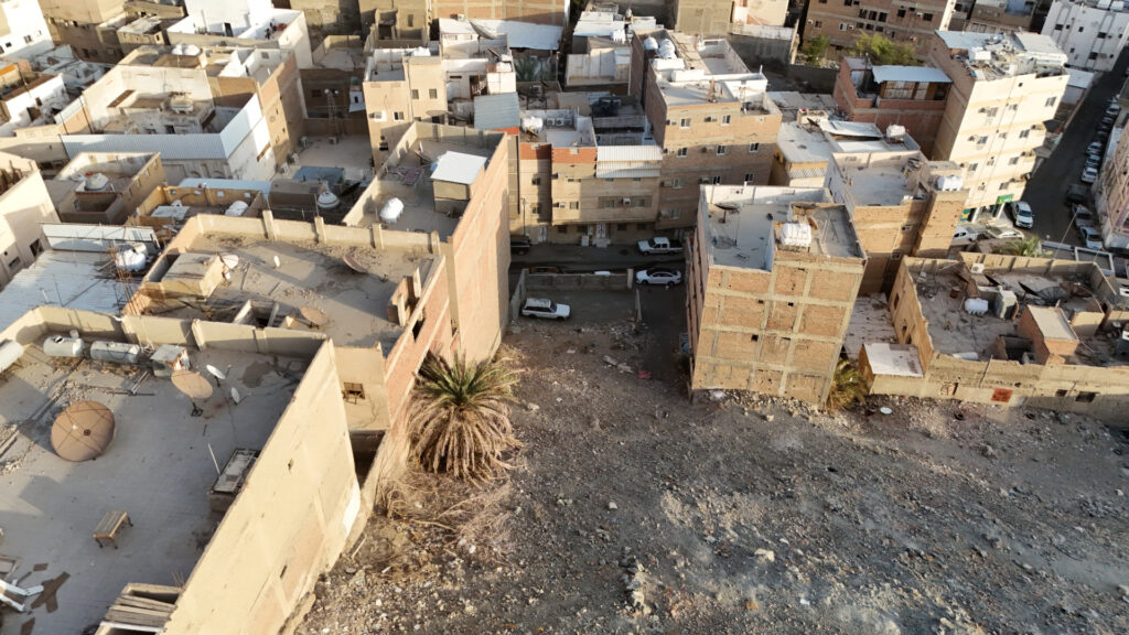 16-أرض جبلية متظاهرة بحي العتيبية