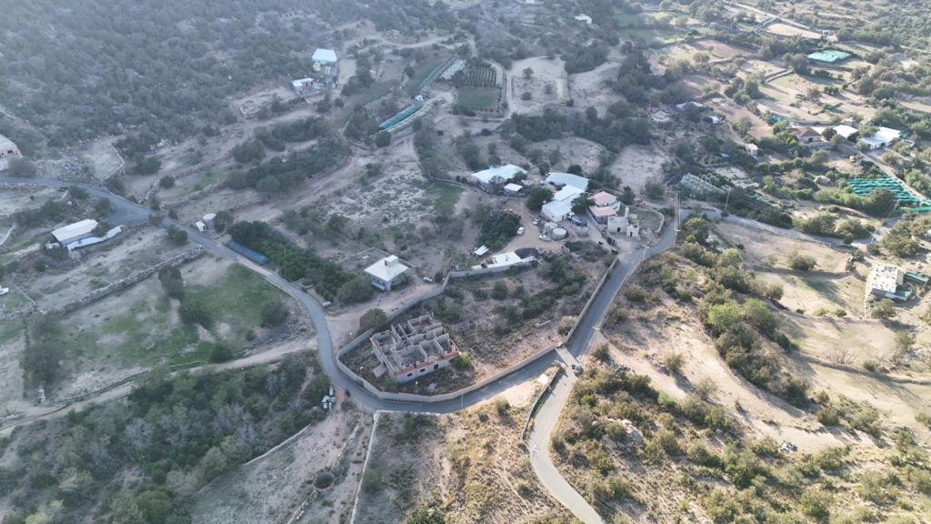 2-أرض سكنية وعمارة 4408.5م2 بحي وادي حرجل